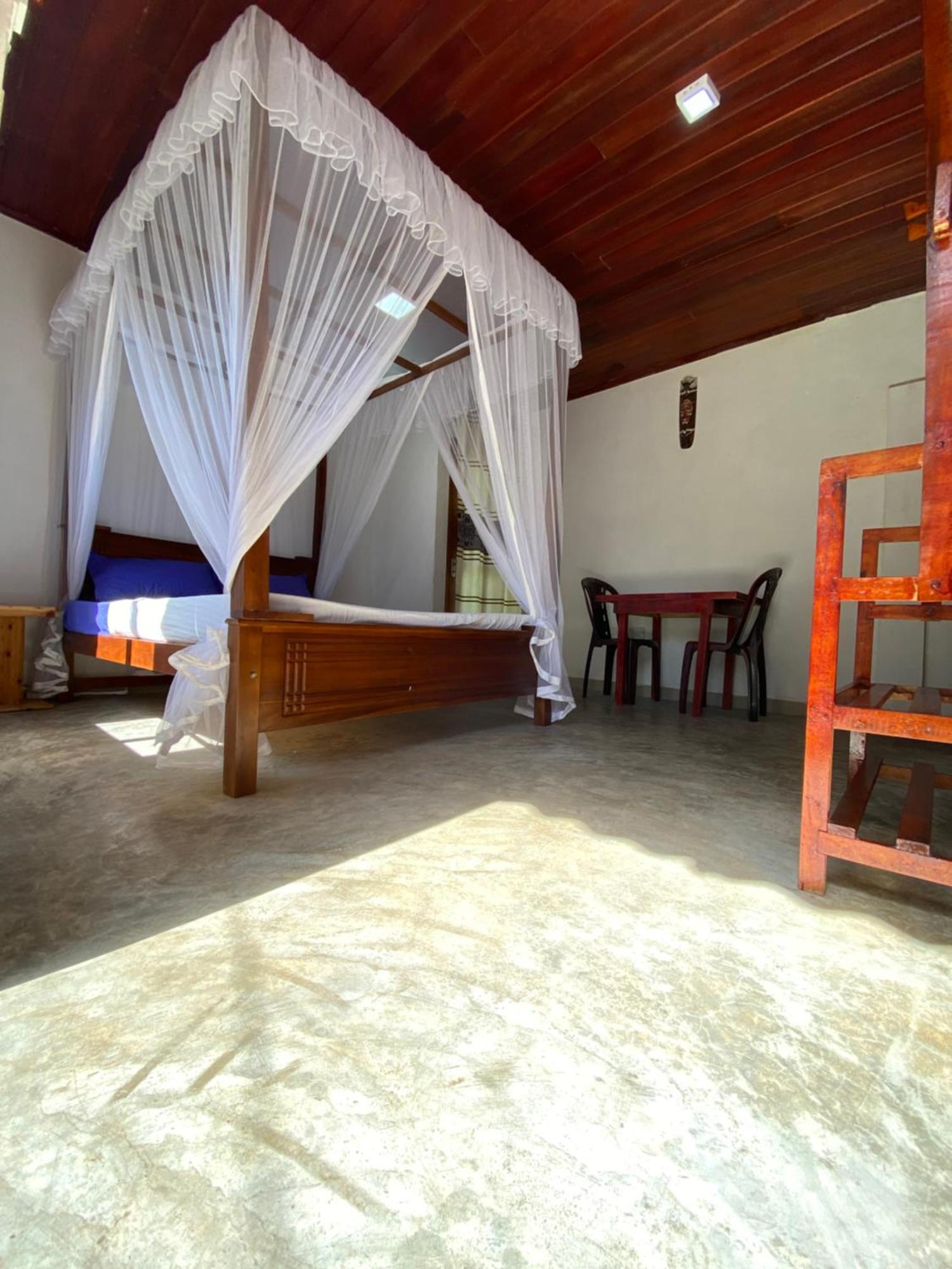 The Breeze Mirissa Bed & Breakfast Екстериор снимка