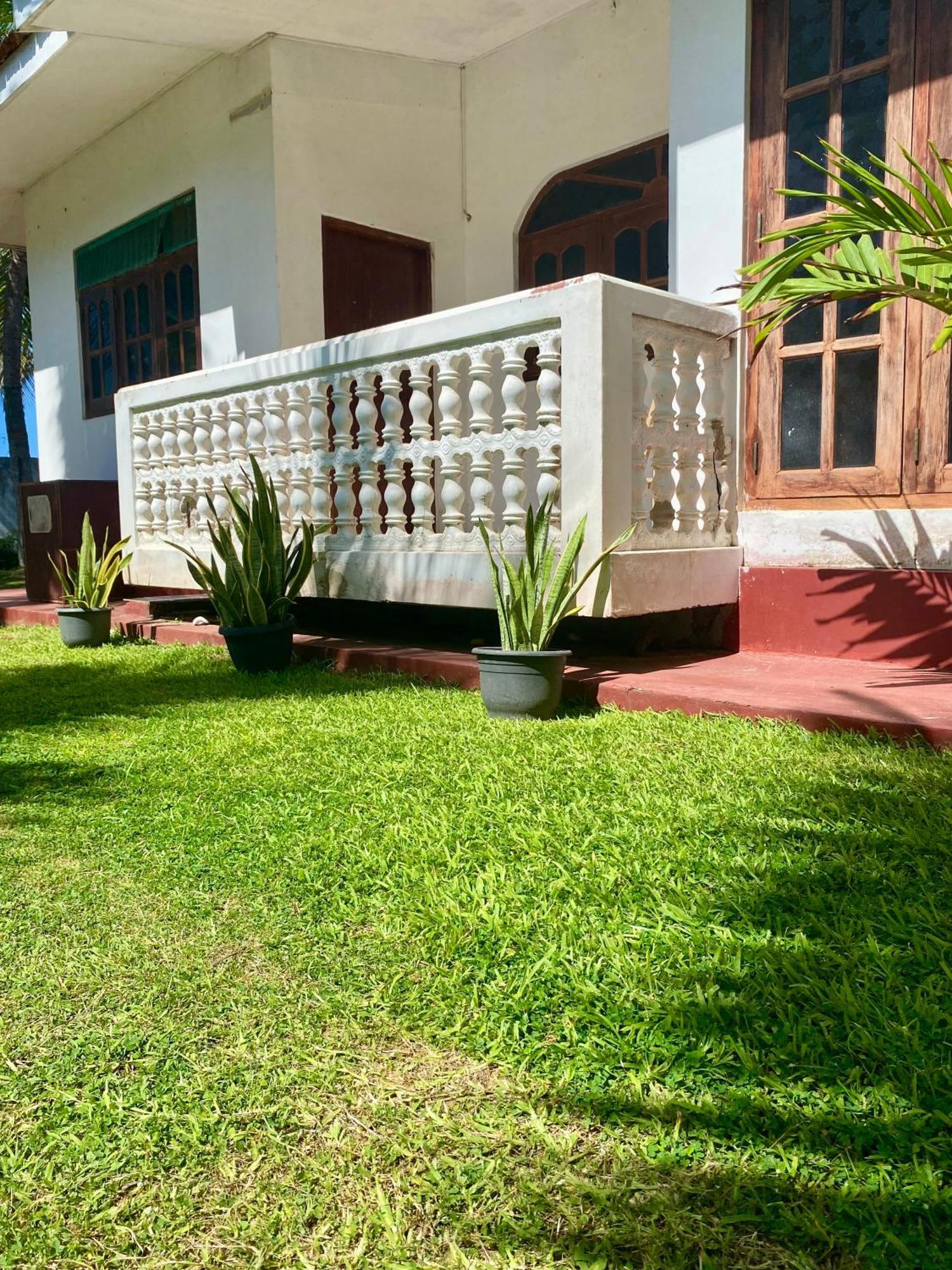 The Breeze Mirissa Bed & Breakfast Екстериор снимка