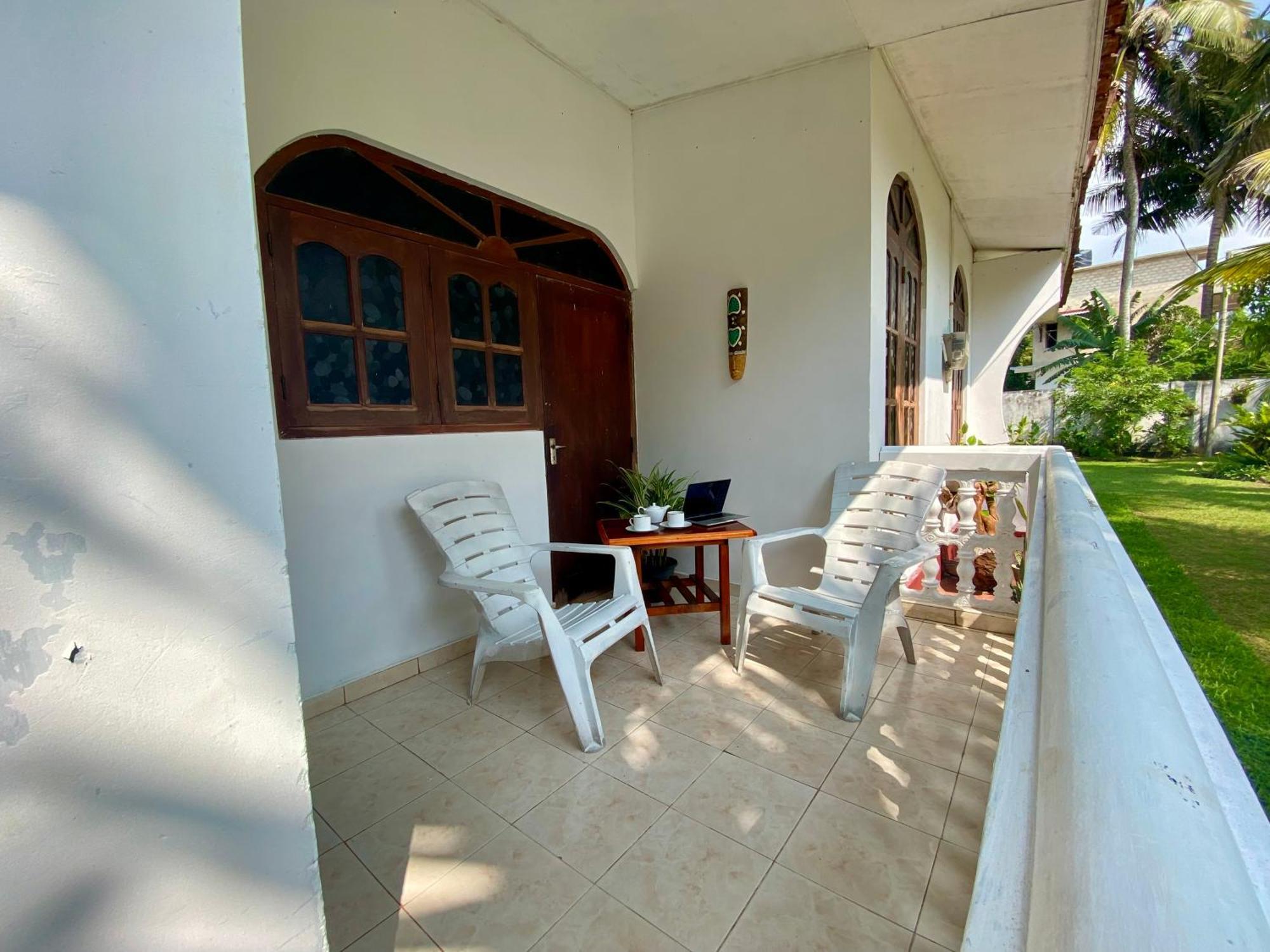 The Breeze Mirissa Bed & Breakfast Екстериор снимка